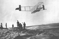 800px-Soaring_flight,_by_Orville_Wright,_Kitty_Hawk,_NC,_Oct,_1911.(10469_A.S.).jpg