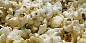 735px-Popcorn--w.jpg