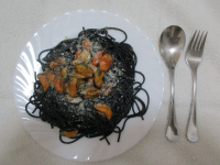 Esparguete al nero di seppia com mexilhão fervido em molho pimenta-caiena verde e queio Parmesão.