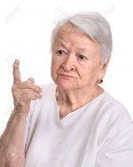 27226881-alte-frau-in-der-verärgerten-geste-auf-weißem-hintergrund.jpg