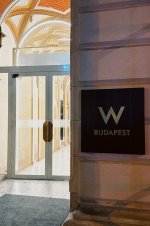 W Budapest Schild.jpeg