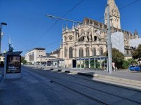 Saint-Pierre und Straßenbahn: Mittelalter mit Fahrplan.