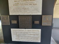 Airborne Museum: Gedenk- und Einweihungstafeln.