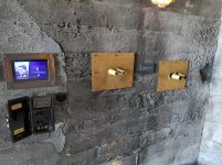 Airborne Museum: Innenraum mit Einschuss-/Bunkerspuren und Sehschlitzen.