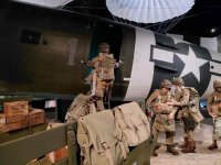 Airborne Museum: Diorama mit Fallschirmjägern am Flugzeug.