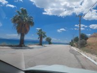 Anfahrt auf die Palmen-Promenade, Blick übers Meer Richtung Peloponnes