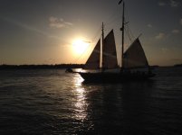 Sonnenuntergang mit Segelschiff.jpg