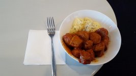 Kartoffelsalat mit Currywurst.jpg