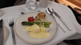 2017-11 Pochiertes Ei serviert auf Sauce Hollandaise.jpg
