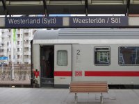 20150323_xl_3529-Sylt_Bahnhof_Westerland_Sylt_Weesterloen_Soel_zweisprachiges_Bahnhofsschild_Sta.jpg