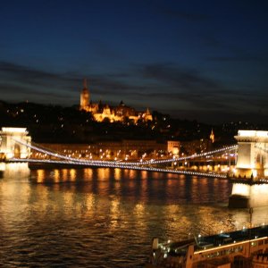 Budapeser Kettenbrücke bei Nacht