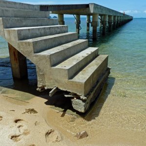 steg bearbeitet 1 wird zur Kletterpartie, draußen ist das Wasser prima zum baden man kommt aber nicht mehr auf den Steg da die Leiter fehlt