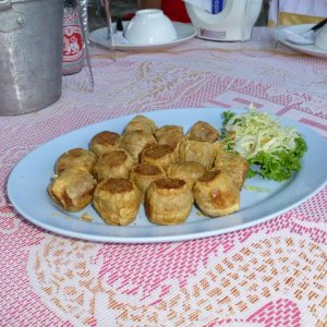 Hackfleich aus Meeresfrüchten in Teig (aus Reis) gerollt