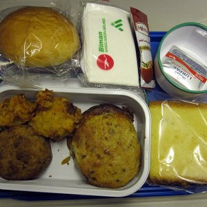 17. Von Dhaka nach Rom gab es zum Abendessen frittierte Bällchen mit Fleisch, Fisch und Kartoffelpaste oder so