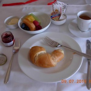 FrÃ¼hstÃ¼ck kurz vor der Landung. Auch wohlschmeckend.