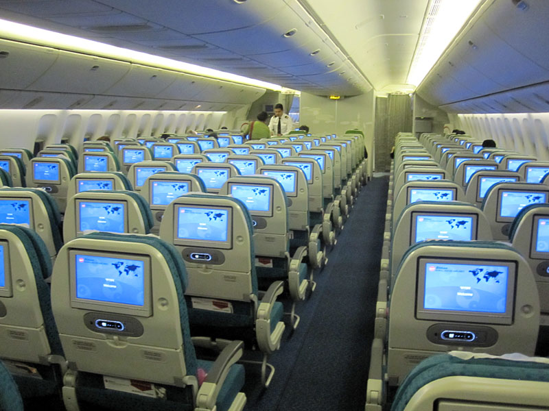 1. Leere Economy Class - nur ca. 20 Passagiere auf der Strecke Frankfurt - Rom