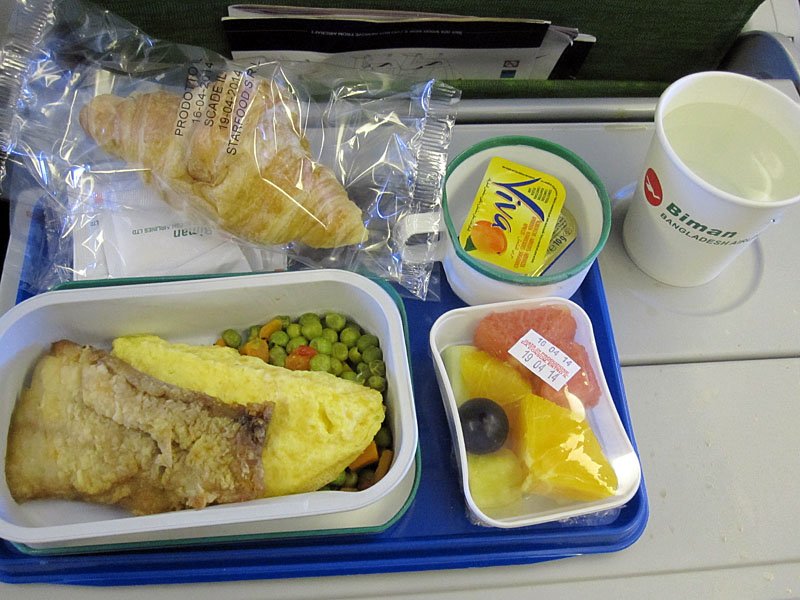 10. Frühstück auf dem Flug von Rom nach Dhaka - Omelette mit Fisch