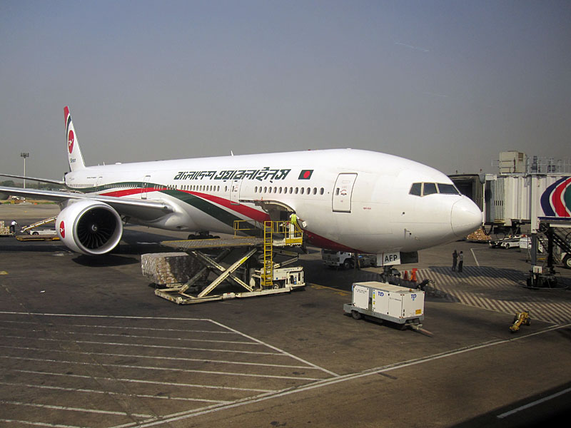 12. Die Maschine vor dem Abflug in Dhaka am 21. April