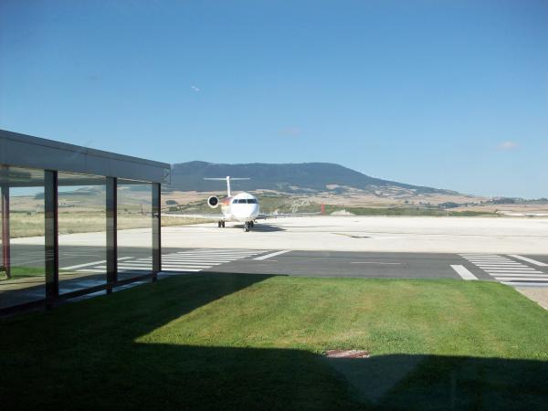 Auf dem Rollfeld, Blick aus dem Flughafen, Abflugzone