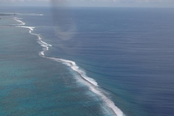 Blick aus dem Fenster der Twinottermaschine auf die Lagune wÃ¤hrend des Flugs von PPT nach MOZ
