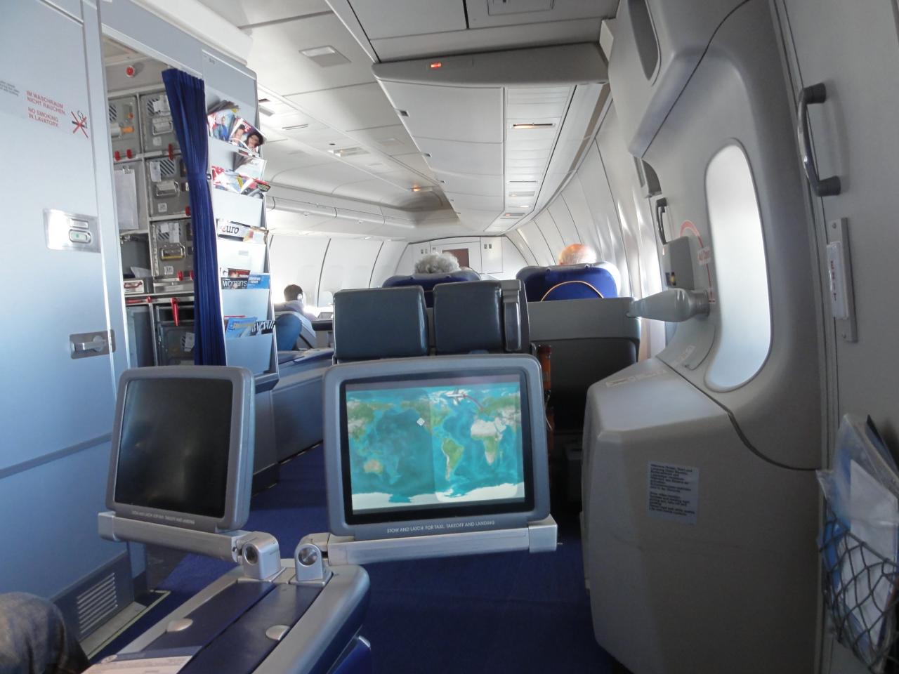 Blick in einer B747-400 der LH von Sitz 9K