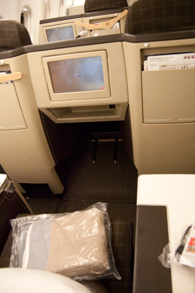 Business Class - das Bett fÃ¤hrt sich nach unten aus, FuÃŸraum in/unter der Mittelkonsole des Vordermanns