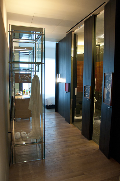 Das Zimmer (Corner Room)