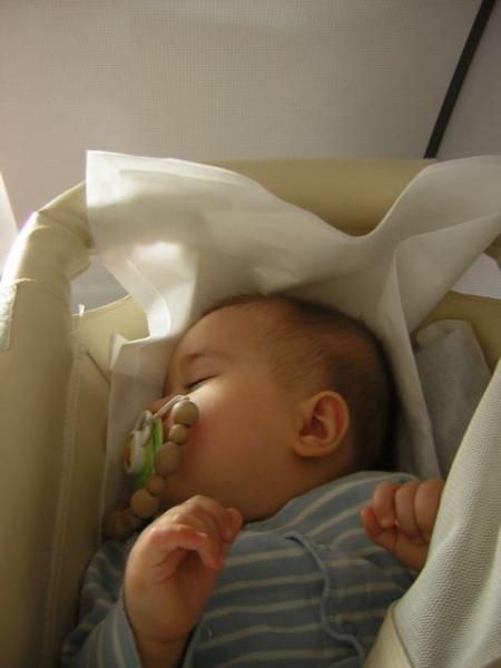 Sohn gtrecker im Bassinet mit etwa 9 Monaten (SU A321)